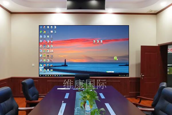 大型會(huì)議室使用無(wú)縫拼接屏好還是投影機(jī)好？