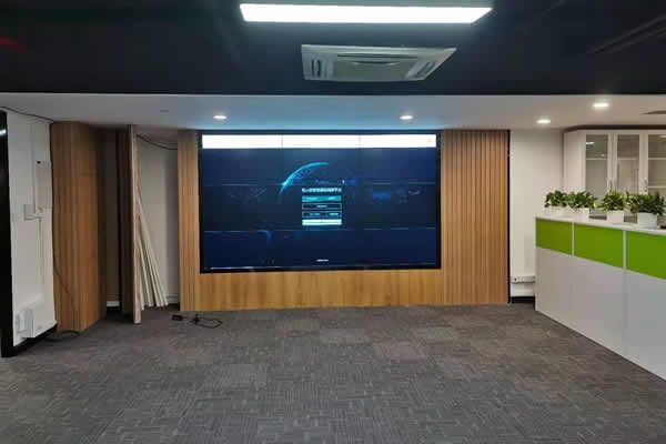 液晶拼接屏與OCB小間距LED顯示屏有什么區(qū)別？