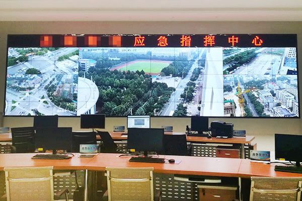 多種信息源通過什么設(shè)備輸出拼接屏？