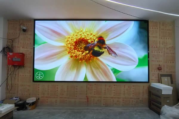 展廳使用投影機(jī)好還是LED顯示屏好，這兩種顯示大屏有什么區(qū)別