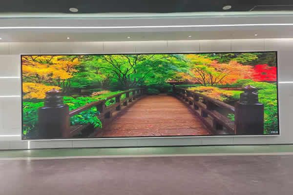 電視臺直播間的主播背景墻大屏是什么，用那種好？